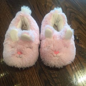 Carter’s girls bunny slippers 11/12